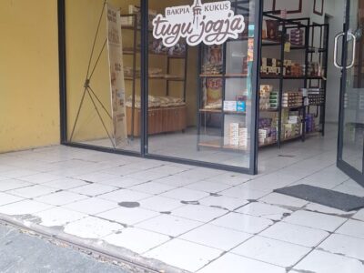 Di Jual Ruko Lokasi Jln Utsman Monjali Selatan , Dekat Hotel Tentrem Sleman Jogya, Barat Kampus UGM