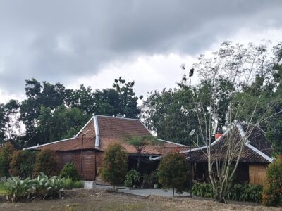 Di Jual Dekat Sleman City Hall Tanah Pekarangan Bonus Bangunan Limasan Resto Lokasi Tridadi Sleman Jogjakarta