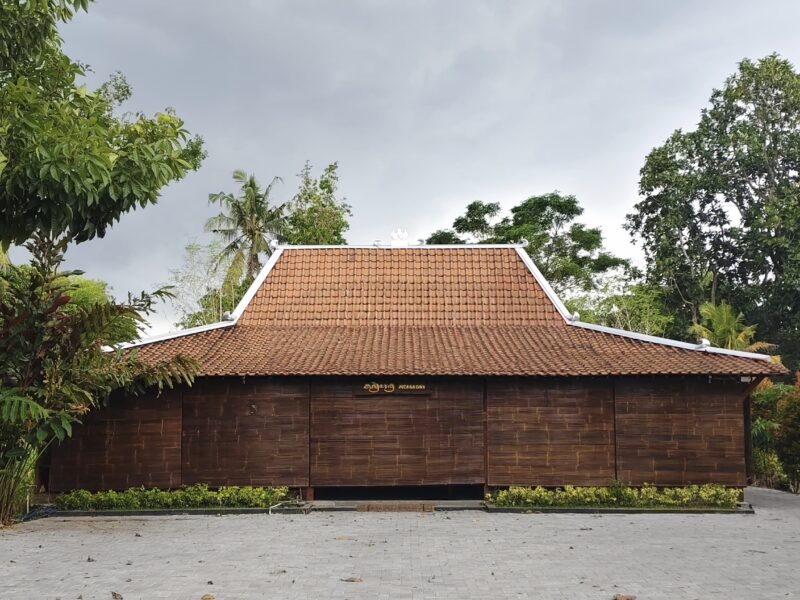 Di Jual Dekat Sleman City Hall Tanah Pekarangan Bonus Bangunan Limasan Resto Lokasi Tridadi Sleman Jogjakarta